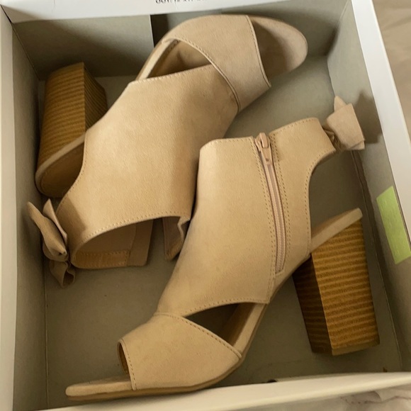LC Lauren Conrad Shoes - Lauren Conrad open toe tan dress sandals 8.5